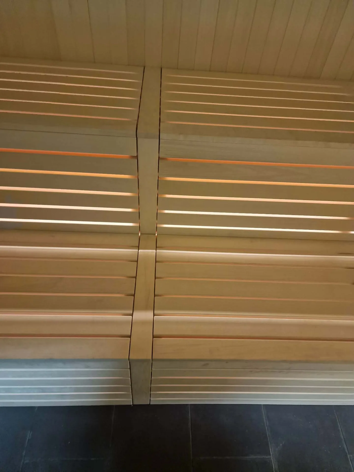 Pirtis eglės žalia spalva